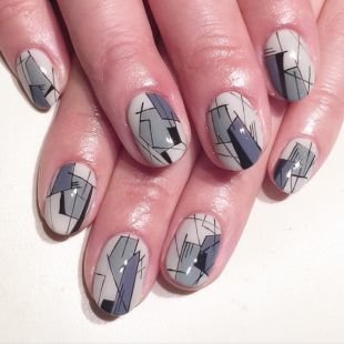 Современные рисунки на ногтях, светло-серый маникюр с оригинальным геометрическим орнаментом