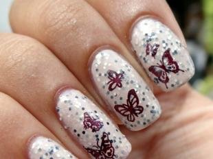 Рисунки с бабочками на ногтях, светлый маникюр с бабочками