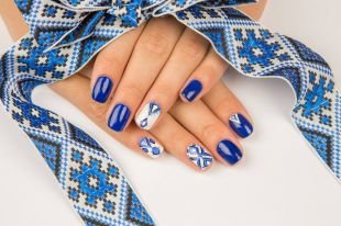 Дизайн ногтей, сине-белый маникюр с геометрическим узором