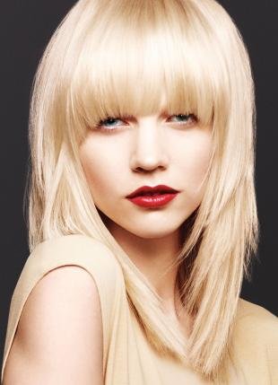 Цвет волос перламутровый блондин, стрижка каскадом с длинной прямой челкой