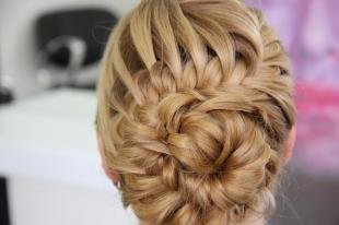 Медовый цвет волос на длинные волосы, прическа с плетением "цветок"