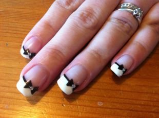 Дизайн ногтей, белый шеллак френч с черными бантиками