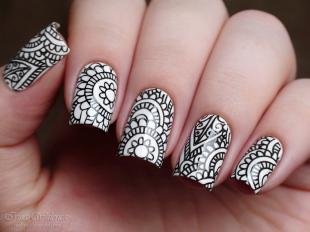 Черно-белые рисунки на ногтях, маникюр с красивым орнаментом