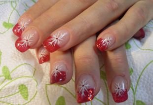 Рисунки белым лаком на ногтях, красный френч с блестками и белыми снежинками