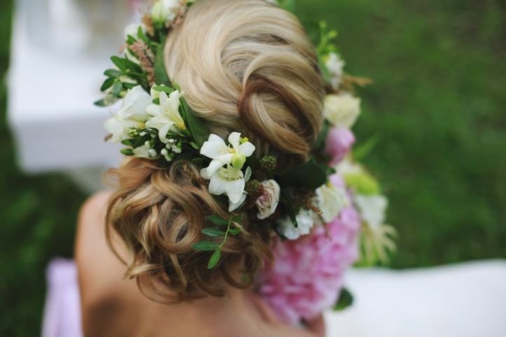 Романтический стиль свадебной прически для длинных волос